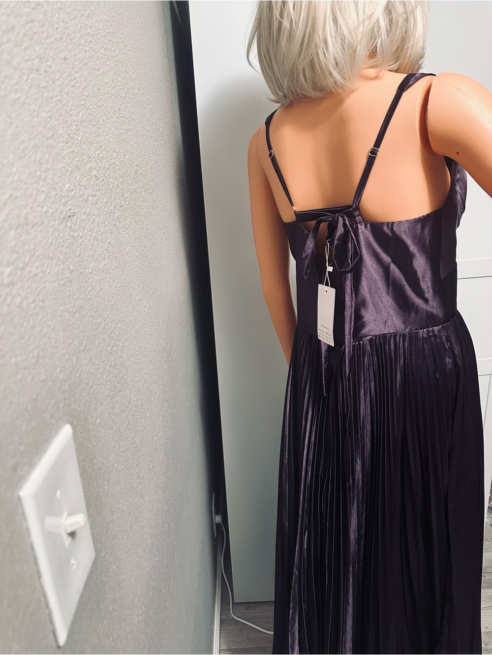 ๐Deep Plum V-Neck pleated sleeveless midi NWT dress - M ๐ - Picture 11 of 11